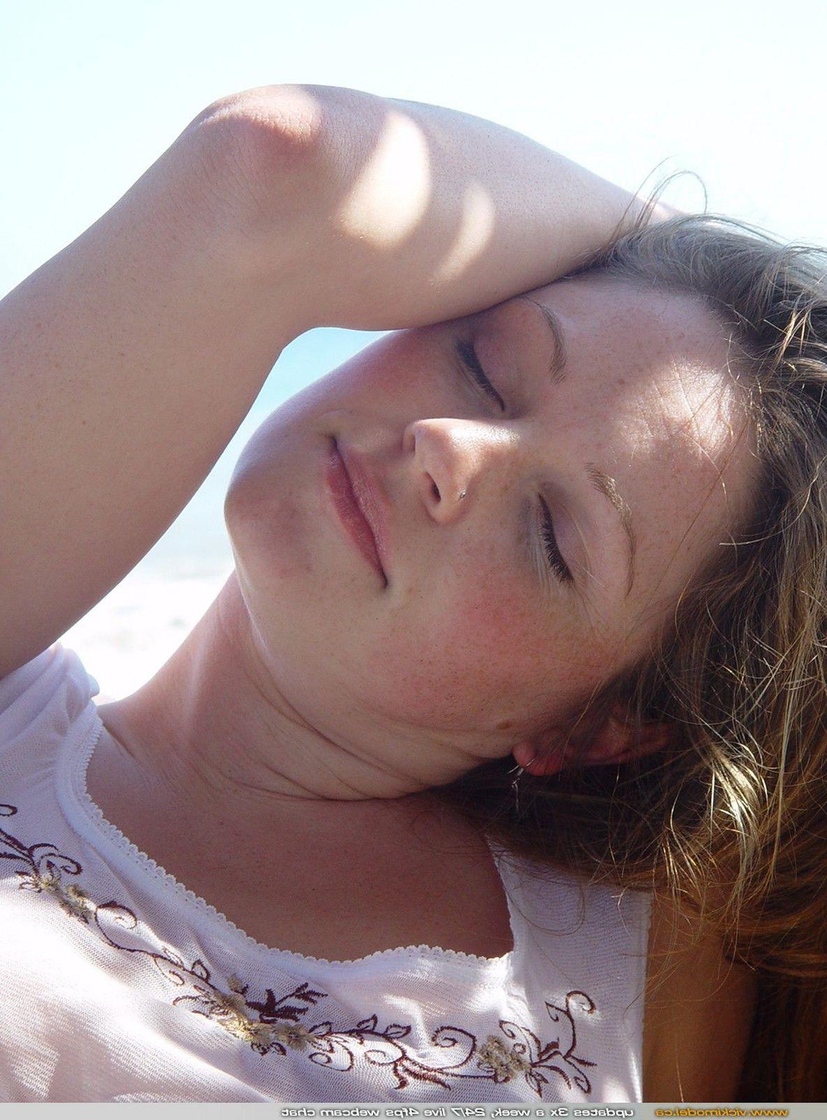 20P Pictures of teen cutie Vicki Model showing her boobies