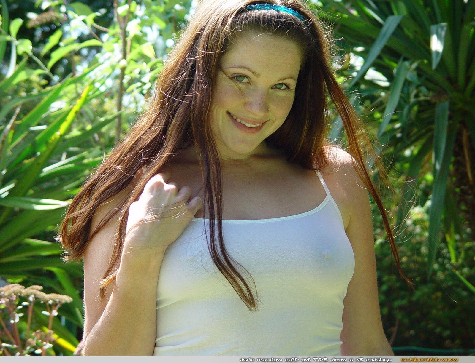 20P Pictures of teen hottie Vicki Model showing her tits outside