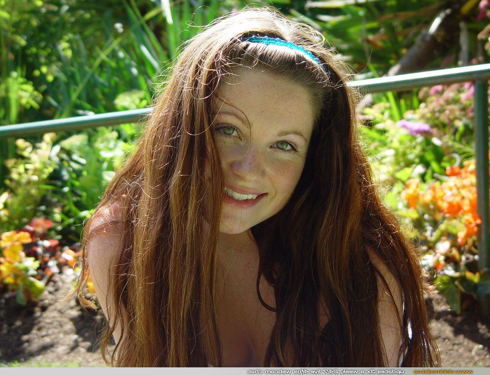20P Pictures of teen hottie Vicki Model showing her tits outside
