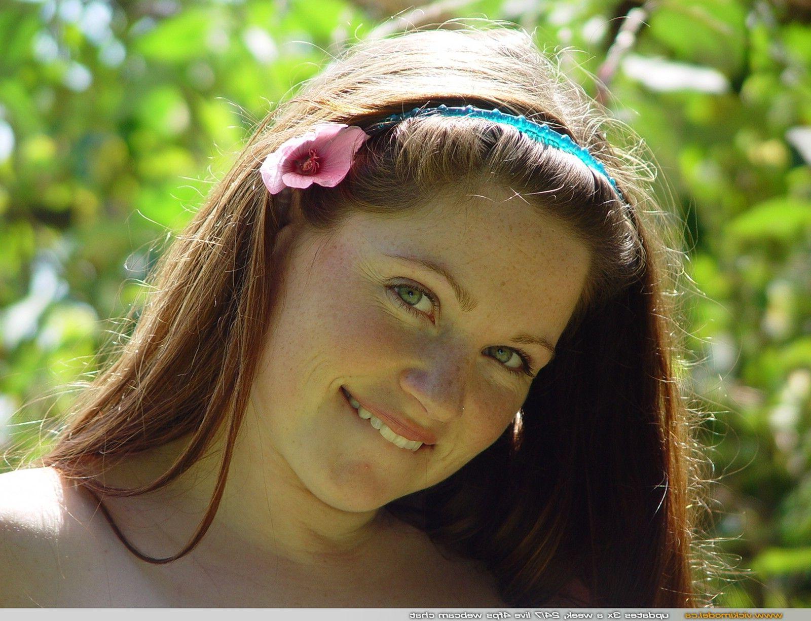 20P Pictures of teen hottie Vicki Model showing her tits outside