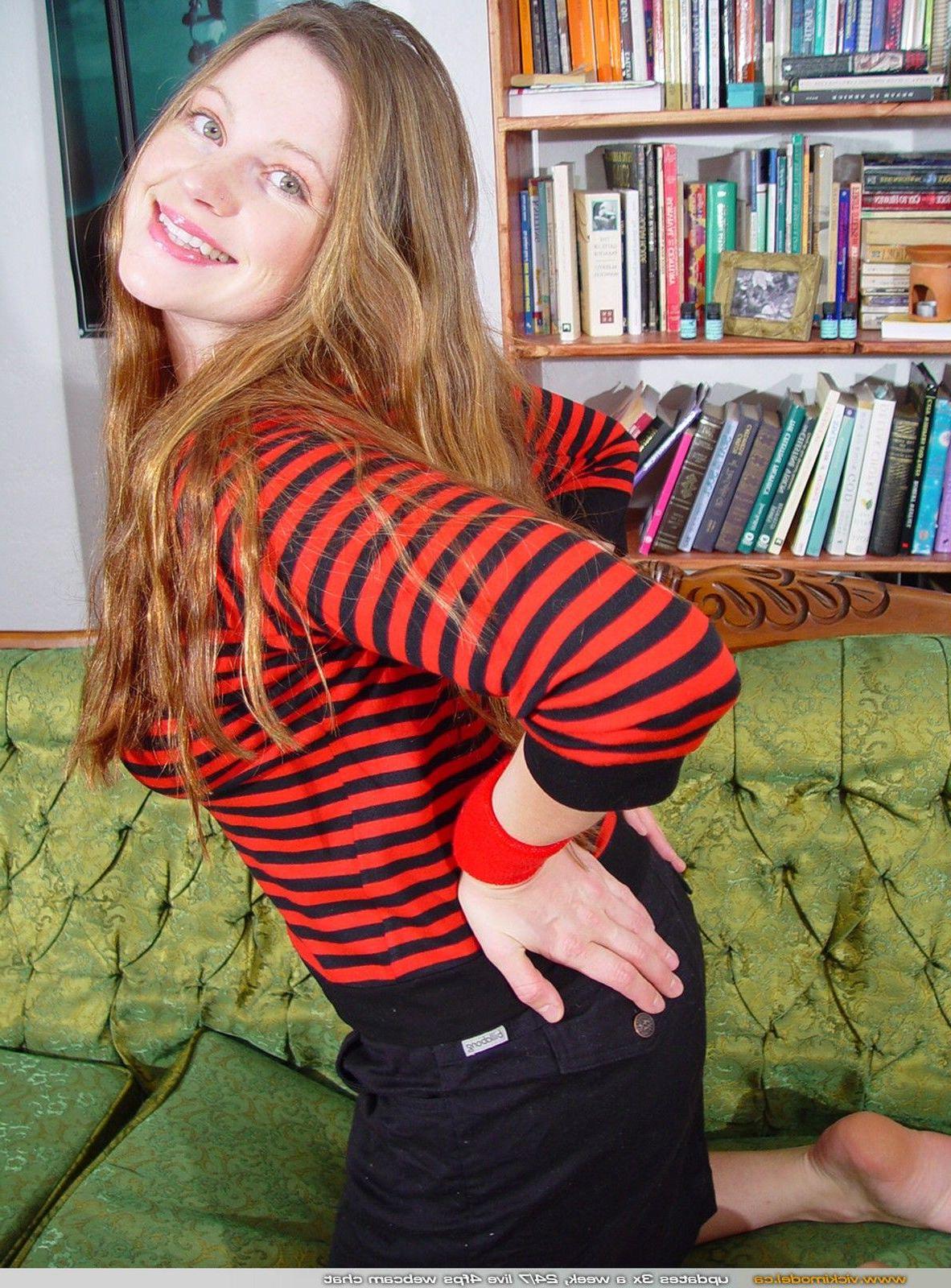 20P Pictures of Vicki Model showing her tits