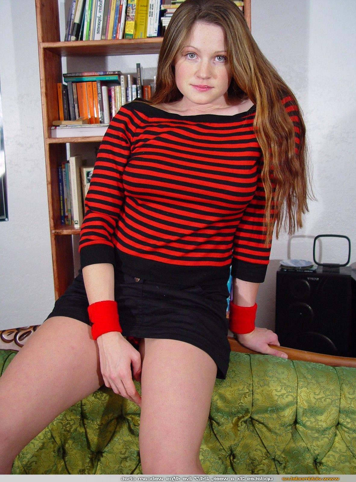 20P Pictures of Vicki Model showing her tits