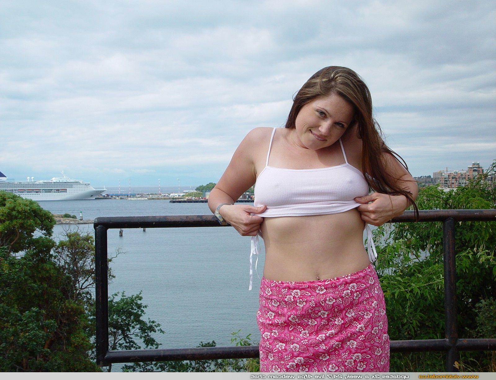 20P Pictures of teen babe Vicki Model showing her tits