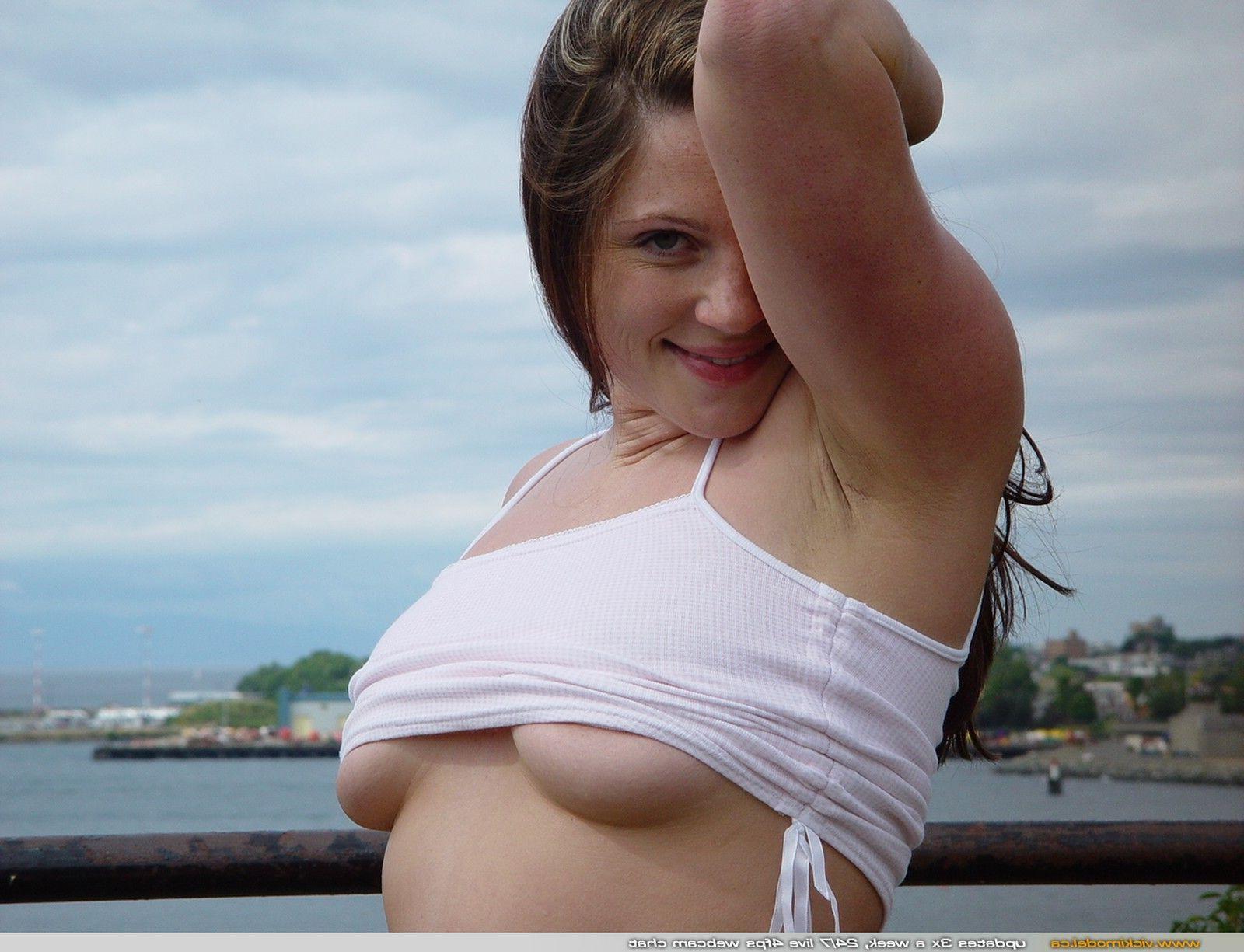 20P Pictures of teen babe Vicki Model showing her tits