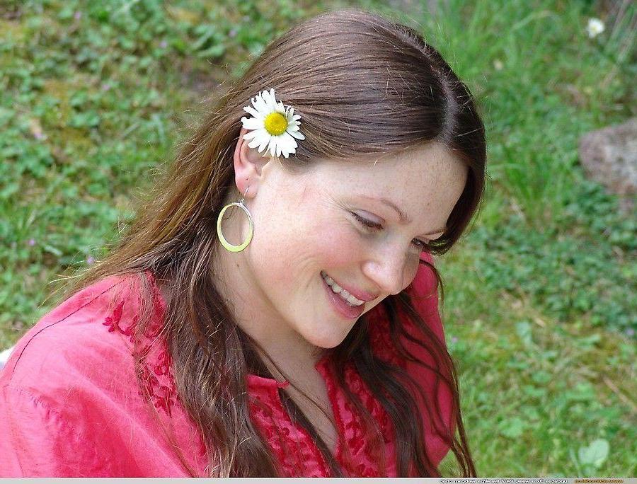 20P Pictures of teen Vicki Model showing her boobs