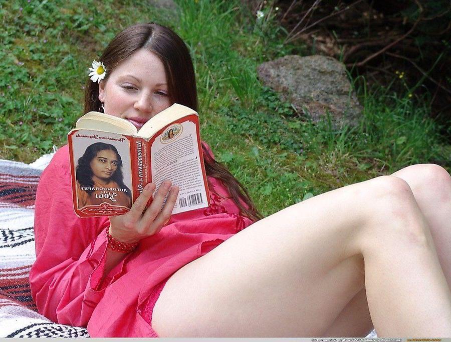 20P Pictures of teen Vicki Model showing her boobs