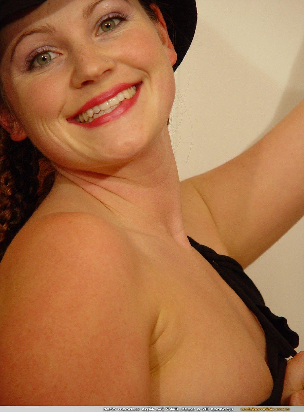 20P Pictures of Vicki Model exposing herself because she's horny