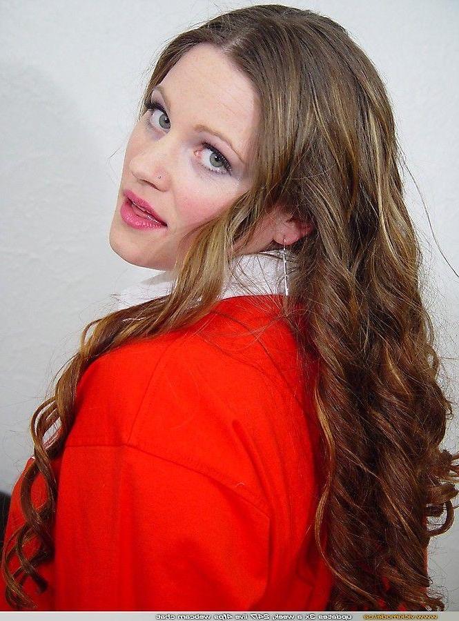 20P Pictures of teen babe Vicki Model showing her boobs
