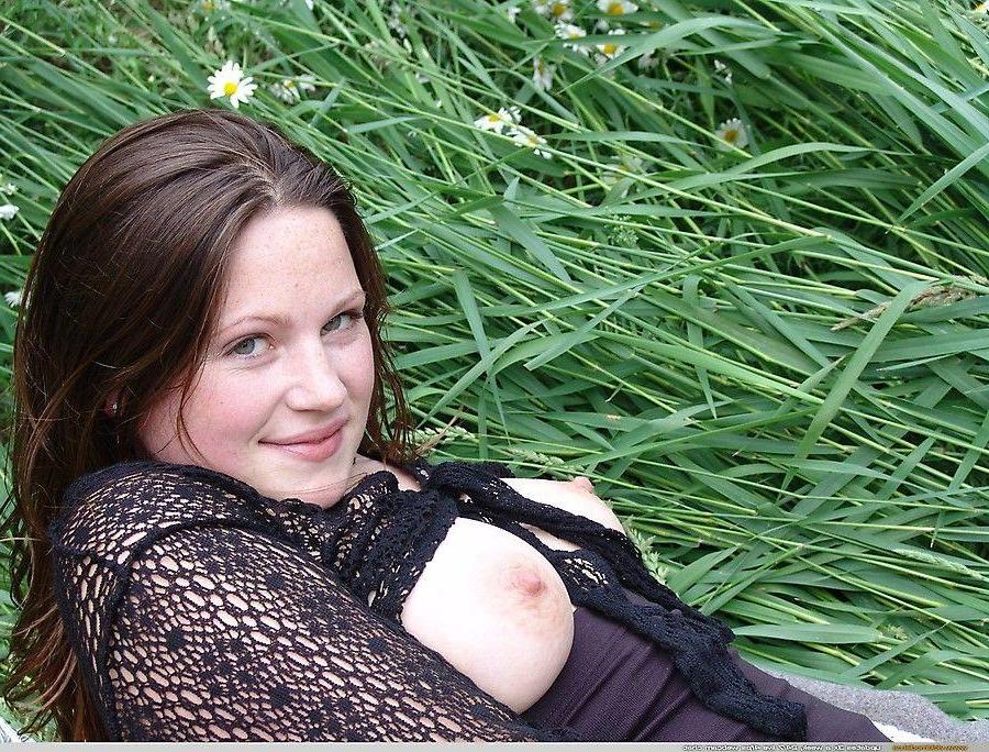 20P Pictures of Vicki Model showing her tits outside