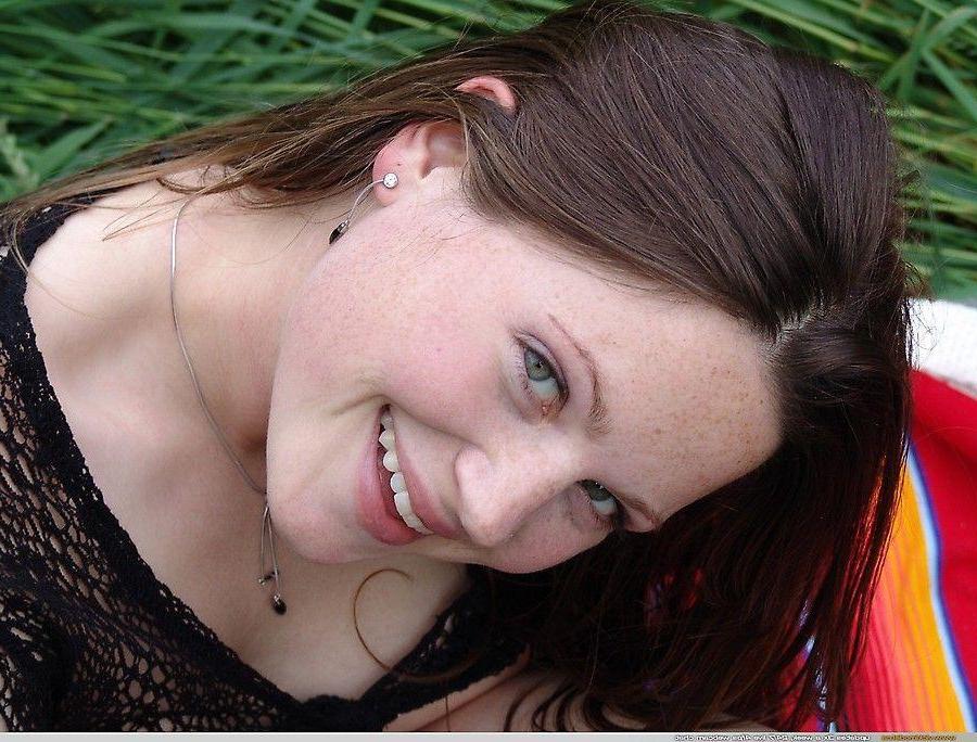 20P Pictures of Vicki Model showing her tits outside