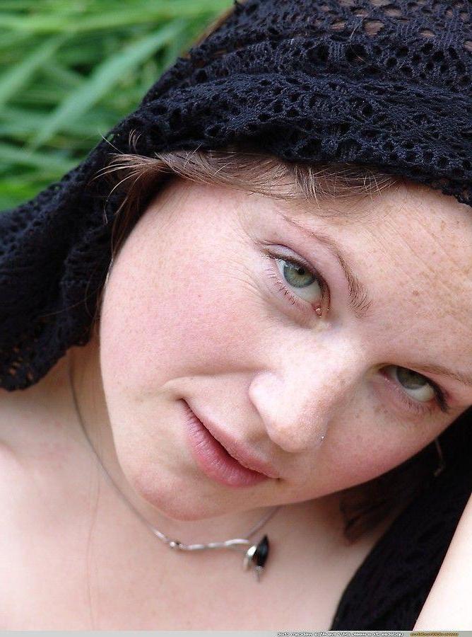 20P Pictures of Vicki Model showing her tits outside