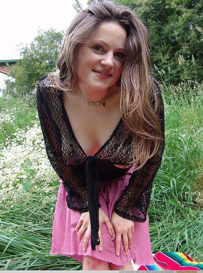 20P Pictures of Vicki Model showing her tits outside