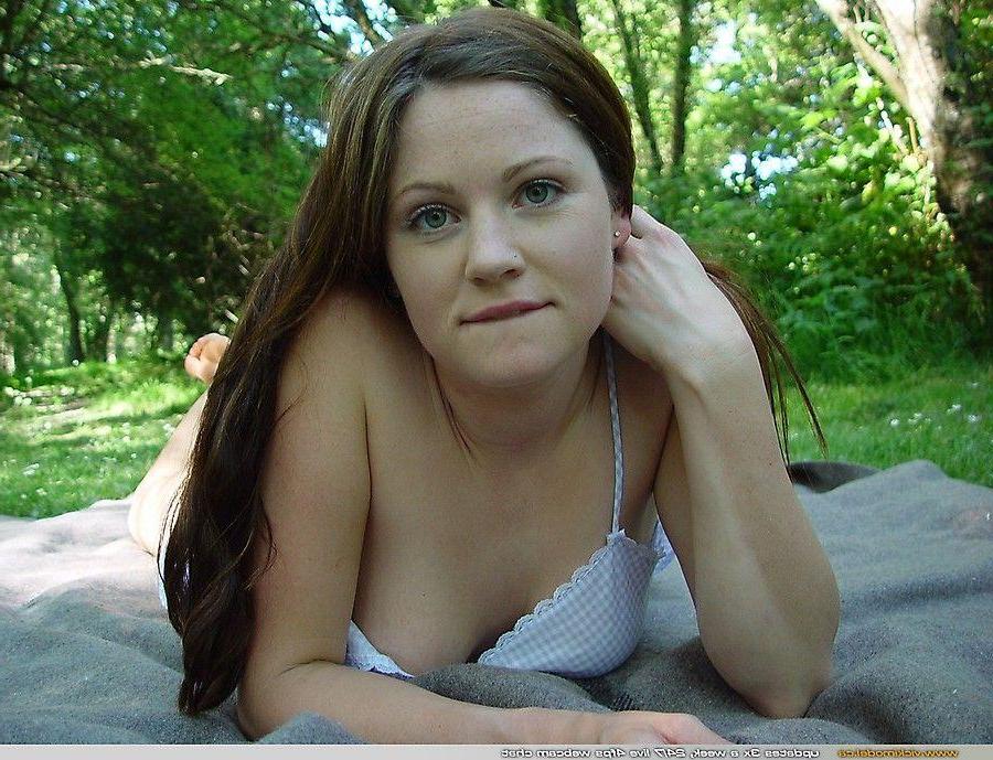 20P Pictures of teen Vicki Model exposing her firm tits outside