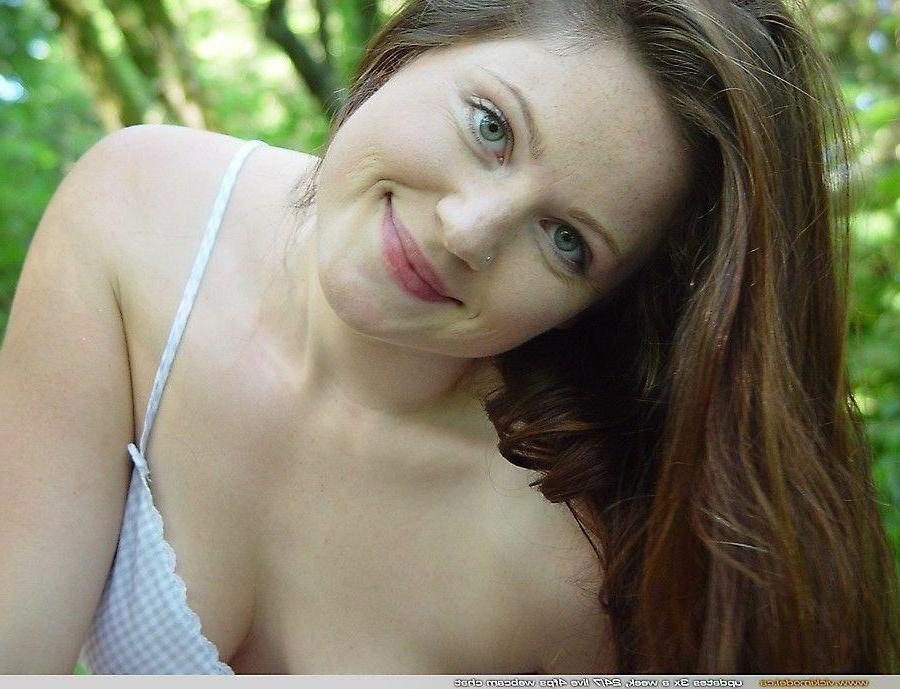 20P Pictures of teen Vicki Model exposing her firm tits outside
