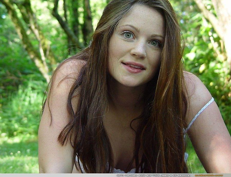 20P Pictures of teen Vicki Model exposing her firm tits outside