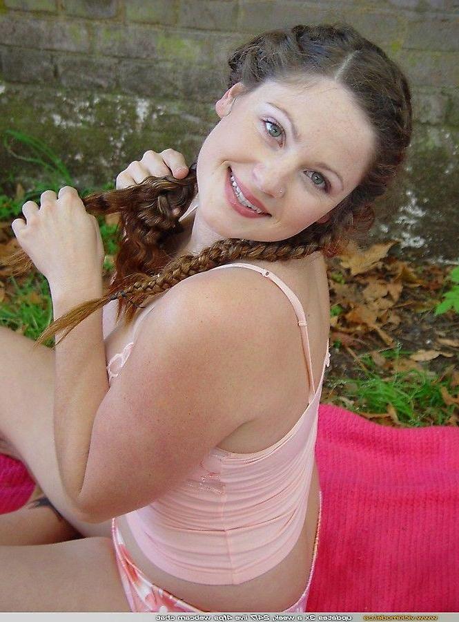 20P Pictures of Vicki Model teasing outside