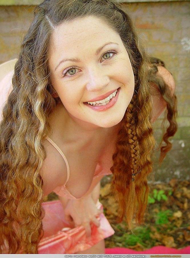 20P Pictures of Vicki Model teasing outside