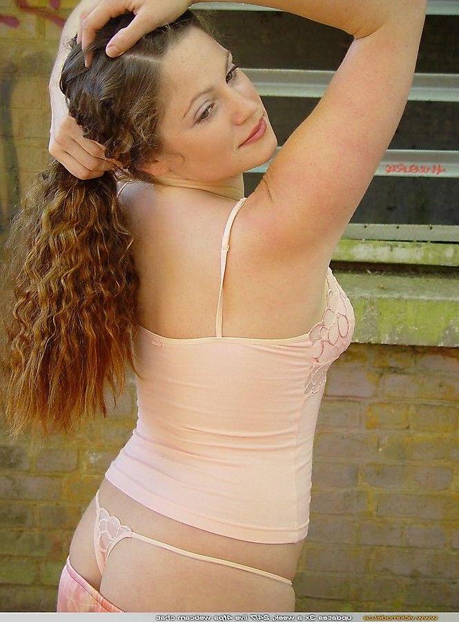 20P Pictures of Vicki Model teasing outside