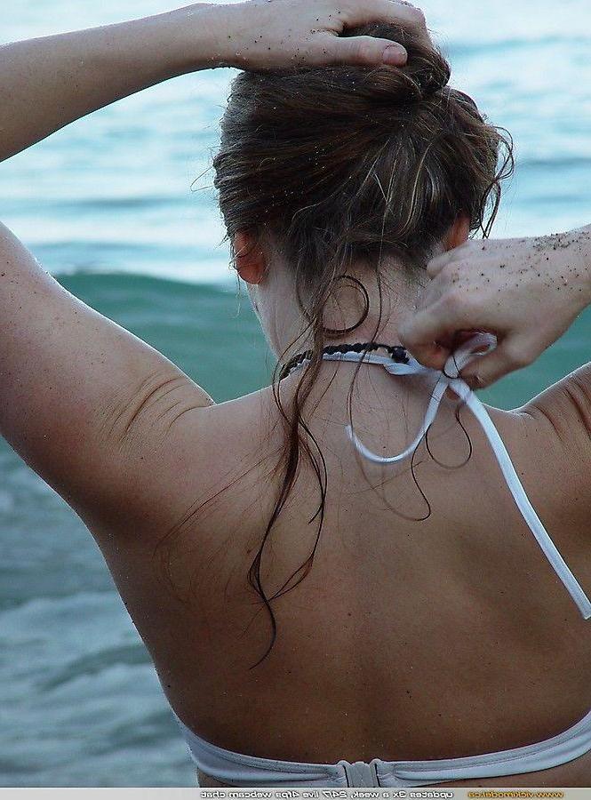 20P Pictures of Vicki Model getting naked on a beach