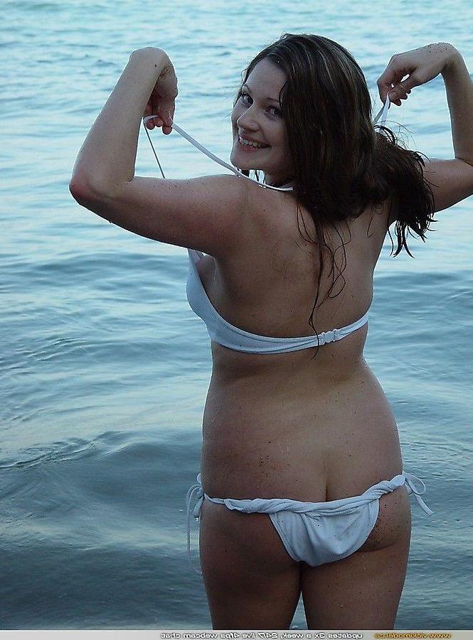 20P Pictures of Vicki Model getting naked on a beach