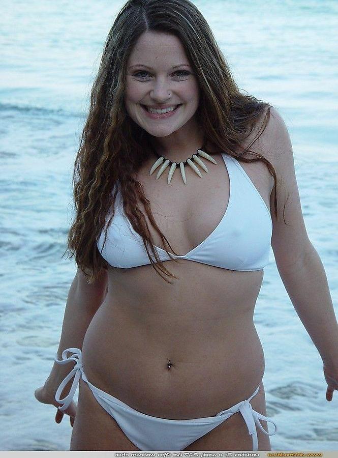 20P Pictures of Vicki Model getting naked on a beach