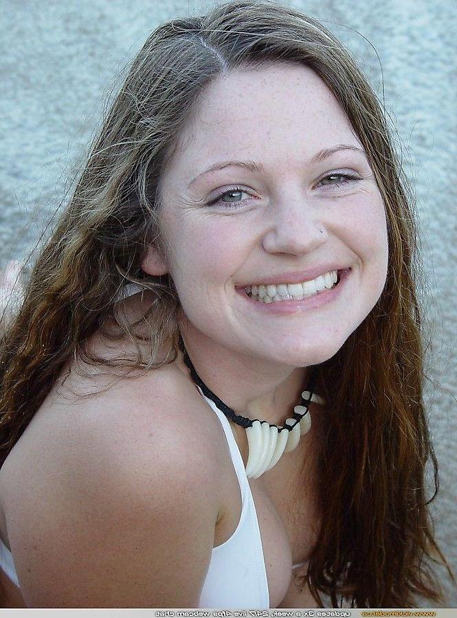 20P Pictures of Vicki Model getting naked on a beach