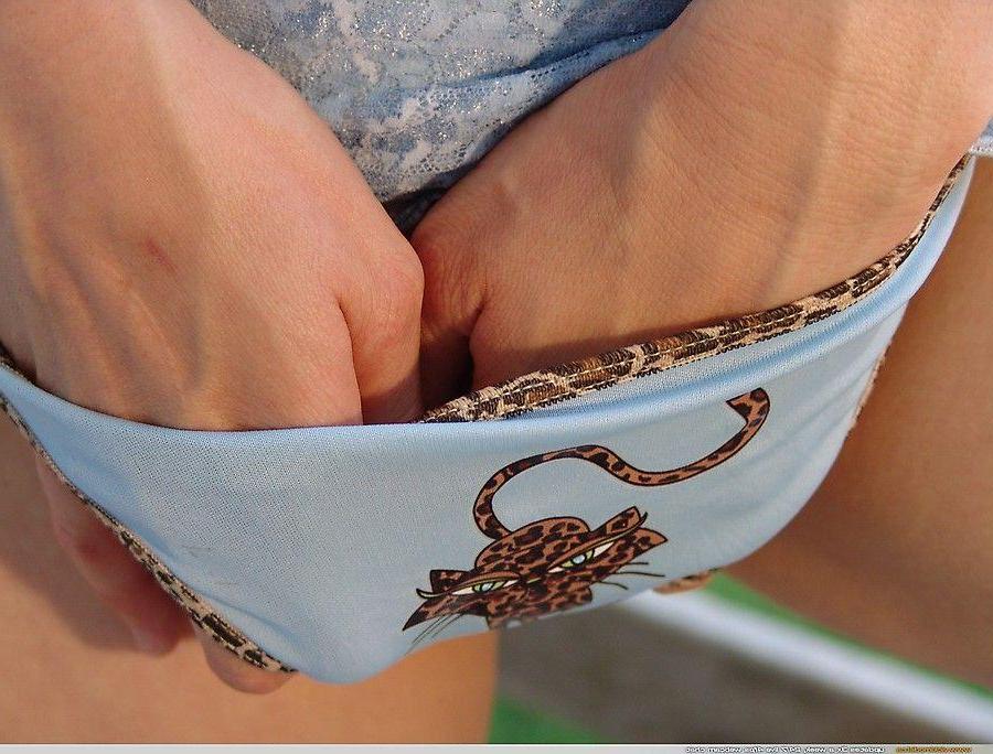 20P Pictures of teen slut Vicki Model showing off her tits outdoors