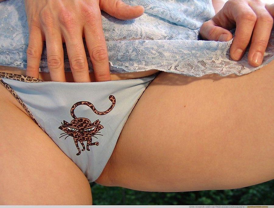 20P Pictures of teen slut Vicki Model showing off her tits outdoors