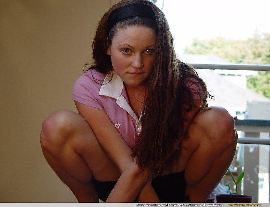 20P Pictures of Vicki Model showing off her tits