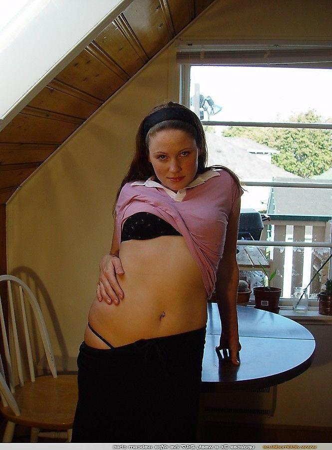 20P Pictures of Vicki Model showing off her tits