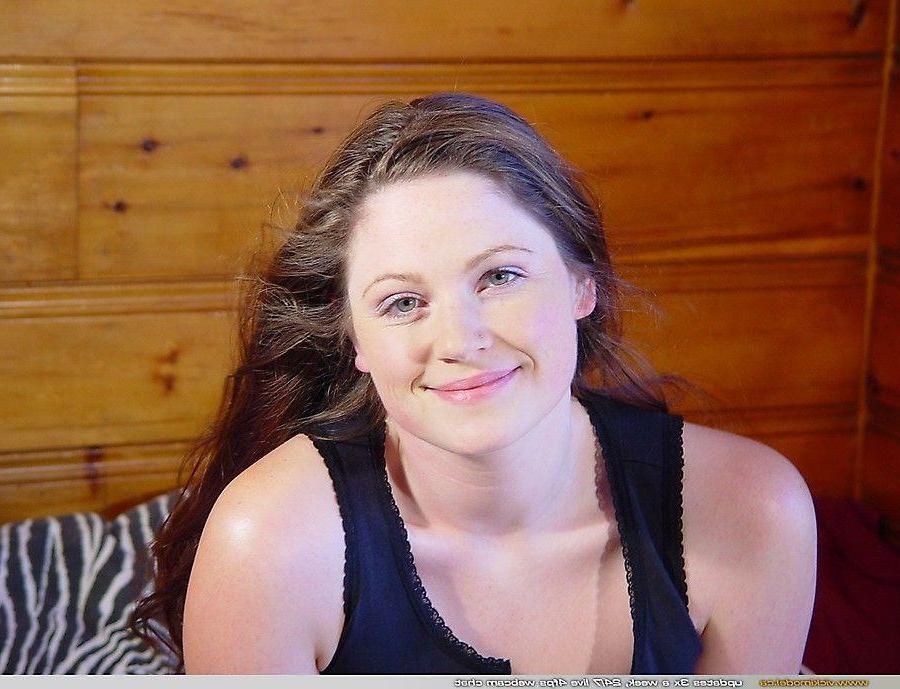 20P Pictures of Vicki Model stripping for sex