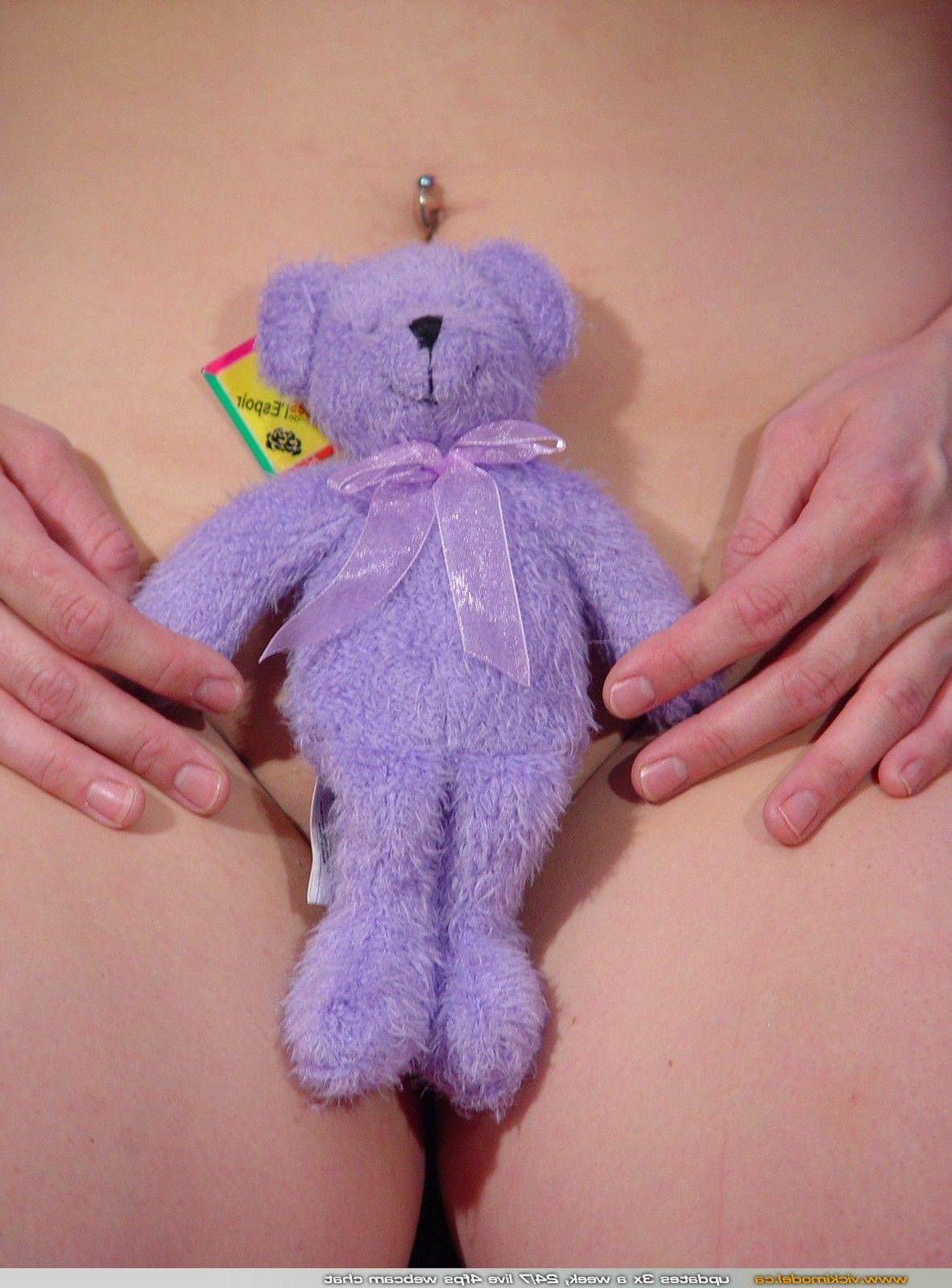 20P Pictures of teen Vicki Model showing her boobs
