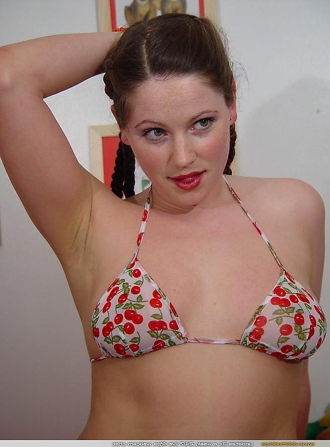 20P Pictures of Vicki Model teasing in a bikini
