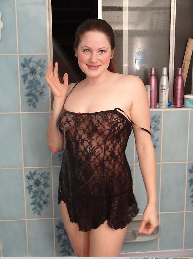 20P Pictures of Vicki Model getting all wet for you