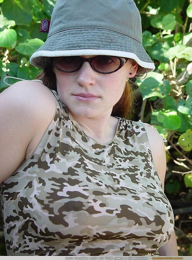 20P Pictures of Vicki Model taking off her clothes outside