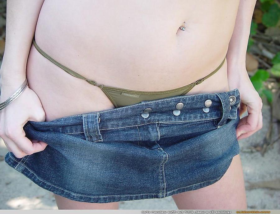 20P Pictures of Vicki Model taking off her clothes outside