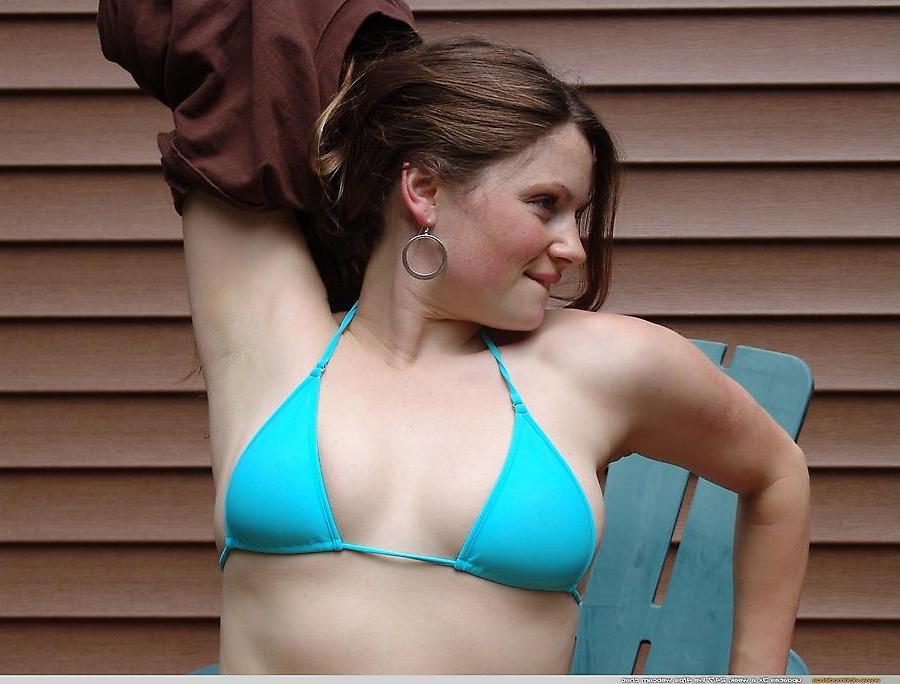 20P Pictures of Vicki Model teasing in her bikini