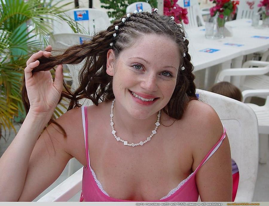 20P Pictures of Vicki Model exposing her tits