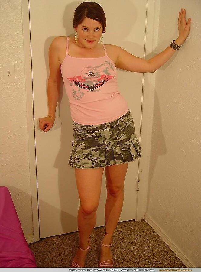 20P Pictures of teen star Vicki Model getting nude for you in bed