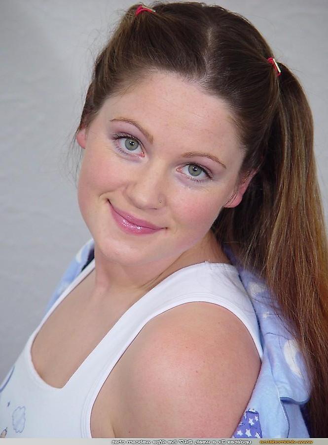 20P Pictures of Vicki Model waiting for you in bed