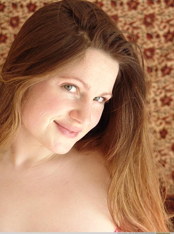 20P Pictures of Vicki Model getting naked for you