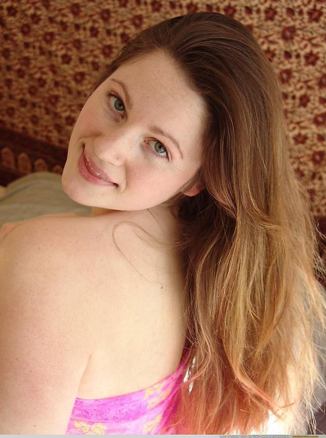 20P Pictures of Vicki Model getting naked for you