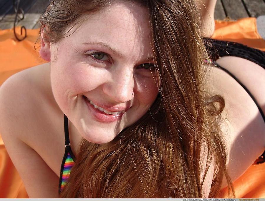 20P Pictures of teen Vicki Model exposing her boobs outside