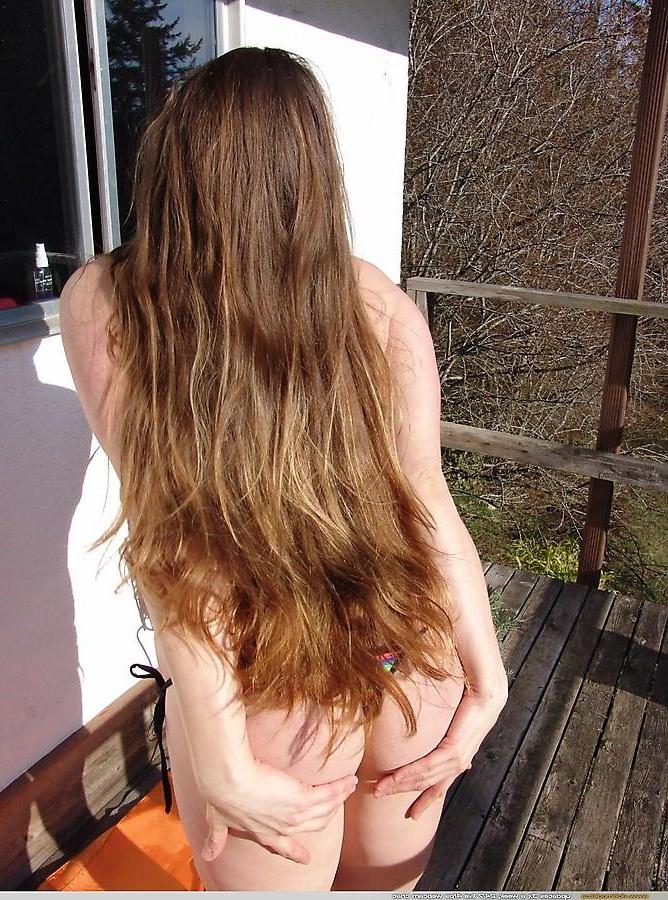 20P Pictures of teen Vicki Model exposing her boobs outside