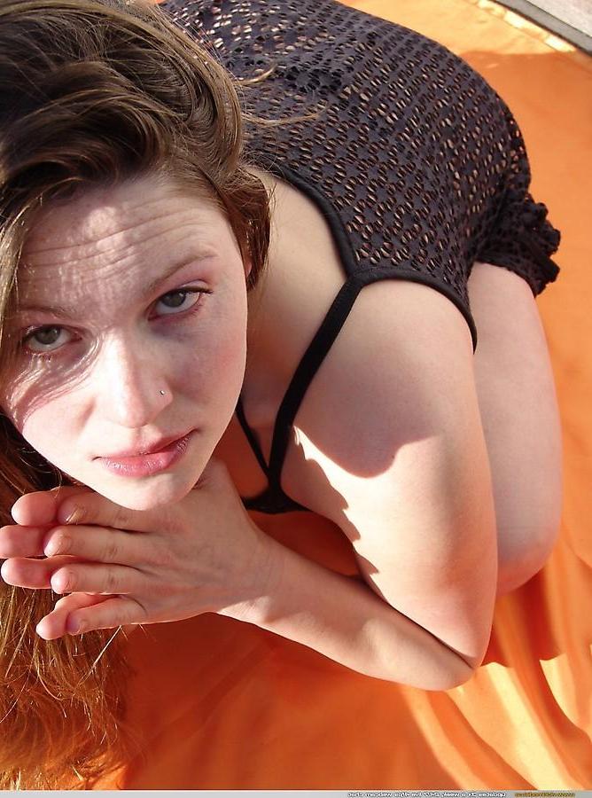 20P Pictures of teen Vicki Model exposing her boobs outside