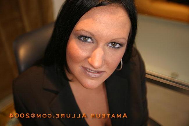 16P Black-haired beauty Victoria gives a really hot blowjob