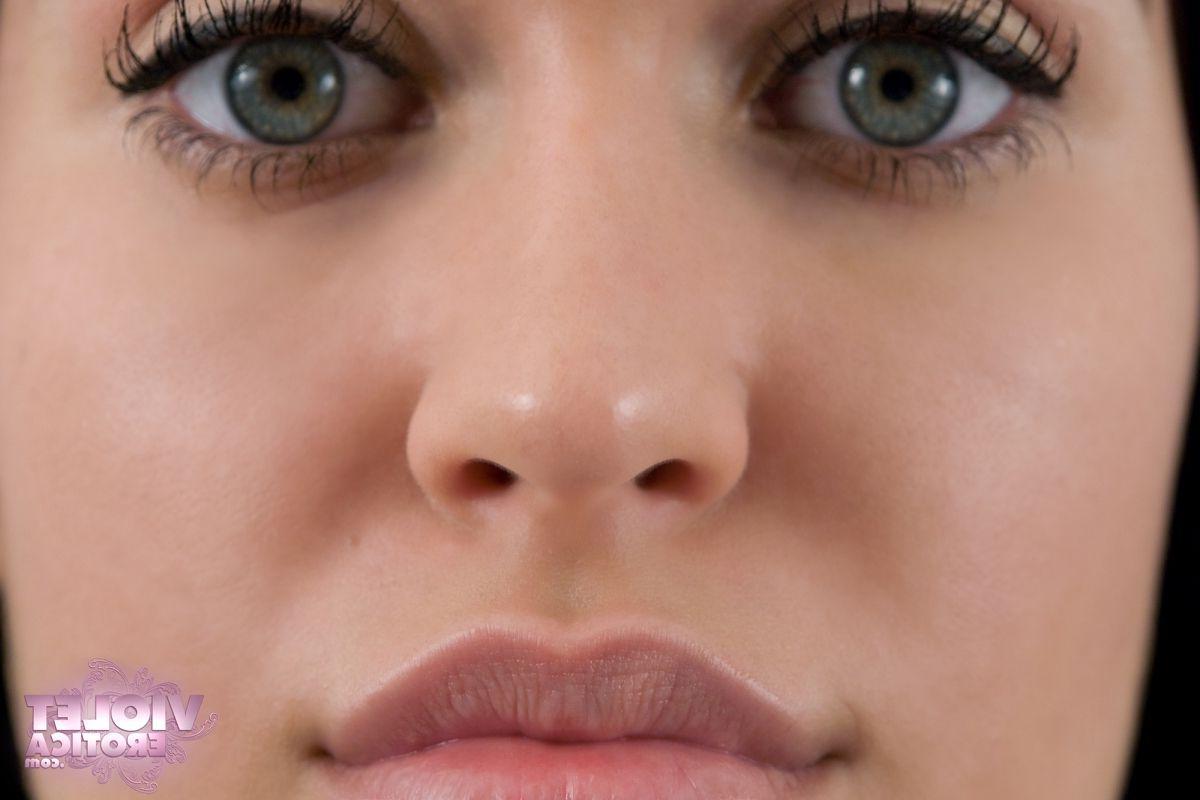 15P Pictures of Violet Erotica giving you sexy closeups
