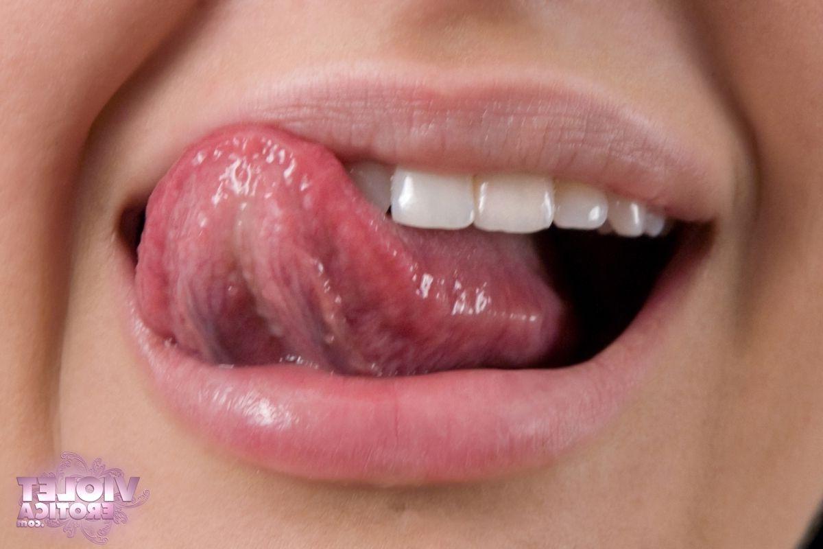 15P Pictures of Violet Erotica giving you sexy closeups
