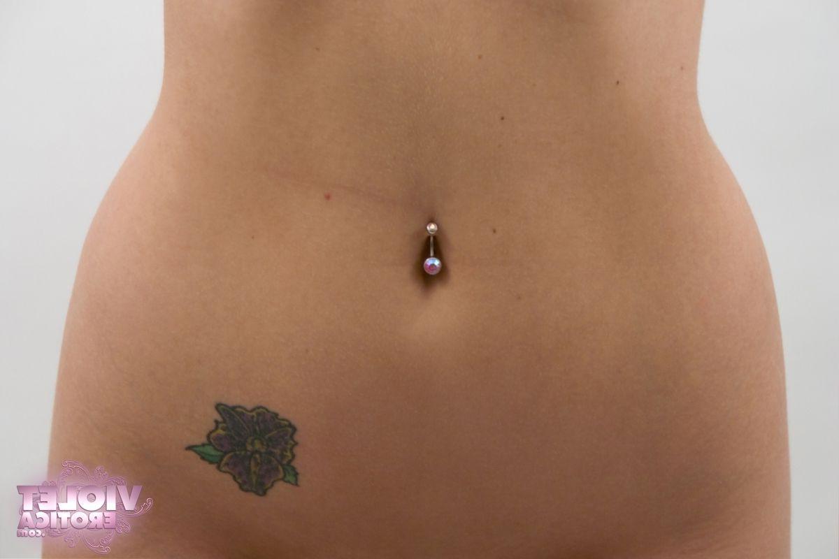 15P Pictures of Violet Erotica giving you sexy closeups
