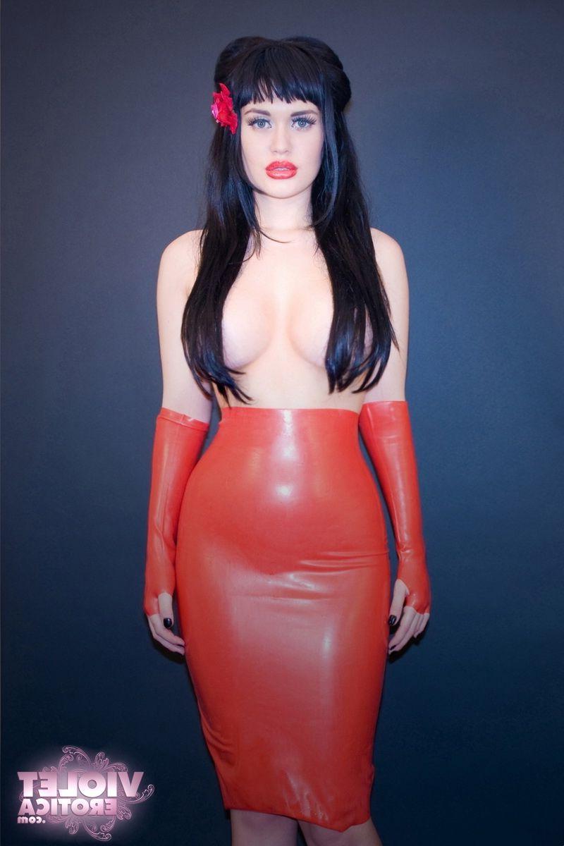 15P Pictures of teen Violet Erotica giving you some artistic nudes